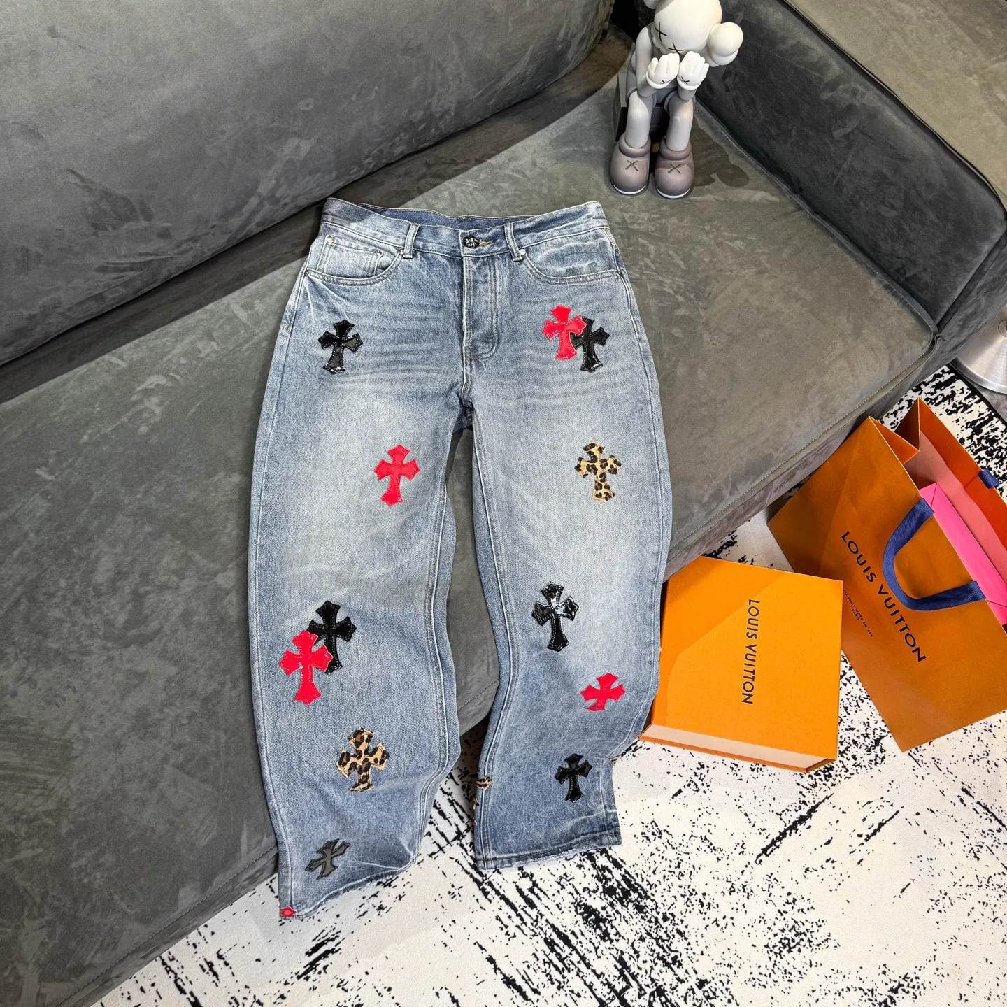 P280 Chrome Hearts blue denim with red black panther pattern multi-leather jeans. CH jeans need to be washed and then disassembled and hand-stitched with sheepskin cross leather and then spliced ​​to complete. The whole piece has too many craftsmanship to explain. The patchwork cross pattern is embellished, and the high-waisted washed jeans! ! Absolutely high-end luxury products, god-level single products and super popular products, made with top heavy industry, a must-see magic weapon. Customized hardware. The fabric is thick and soft after washing. It has good breathability. Customized small leather label. Unique design. The details are simple and elegant, and the workmanship is exquisite. The entire trousers are neatly routed and the details are in place! It’s so cool that both men and women can easily control the genderless trend! Color: Blue Size: 28 30 32 34 36